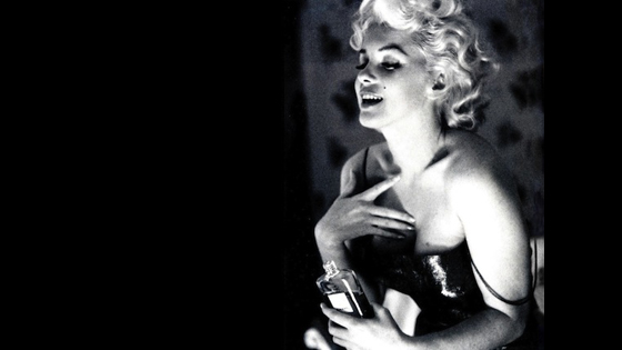 Marilyn Monroe using 5 drops of Chanel N5 photographed by Ed Feingersh