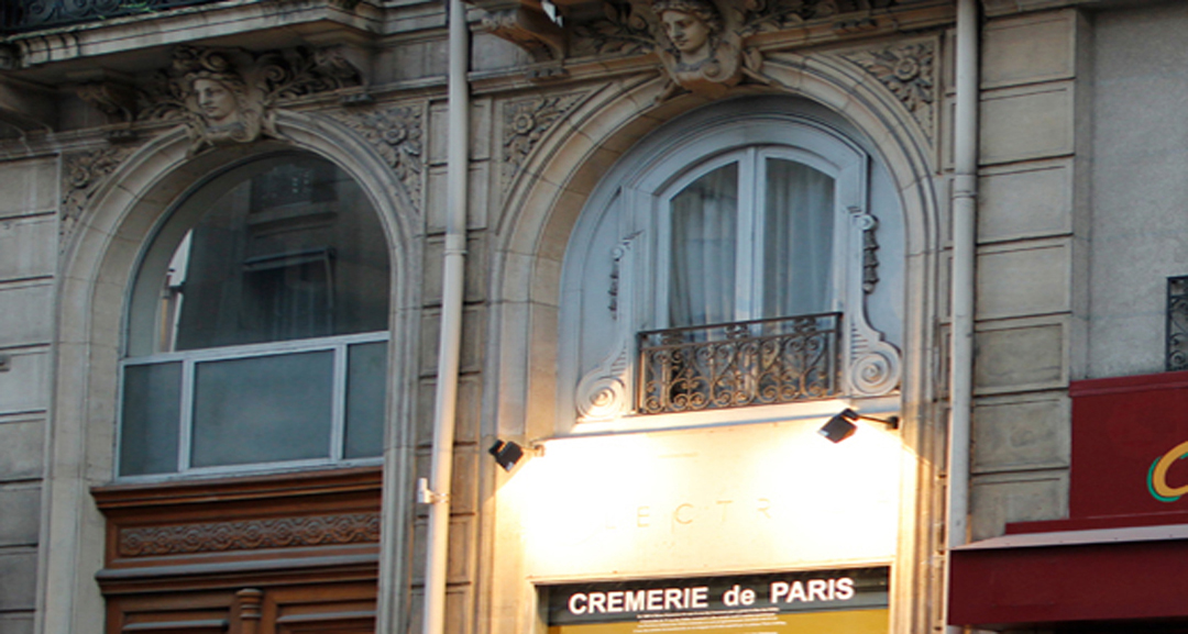 cariatides above Cremerie de Paris NÂ°2 remembering Queen Victoria and Epress Eugenie